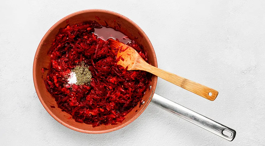 Жареная икра из свеклы на сковороде