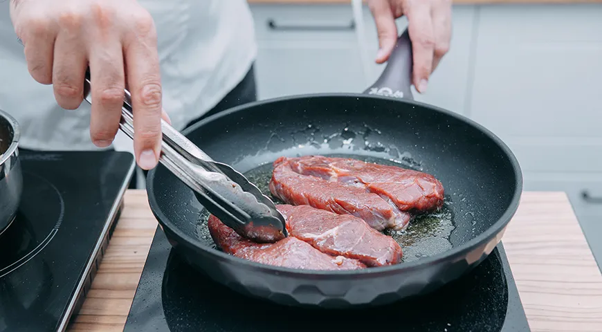 Мясо прожарится равномерно, если его заранее вынуть из холодильника и дать полежать под пленкой при комнатной температуре 1–2 часа