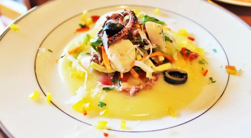 Салат из Осьминога с картофельным крем-супом и белым сельдереем, рецепт от шеф-повара