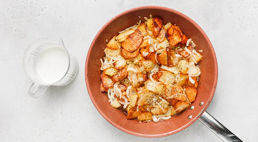 Картошка в сметанном соусе с луком