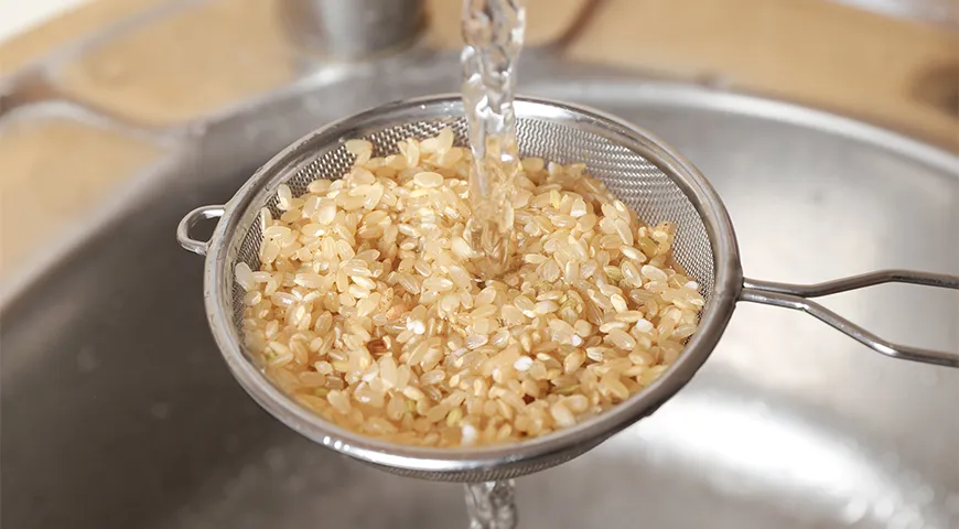Чтобы рис получился рассыпчатым, его обязательно нужно промывать, пока вода не станет прозрачной