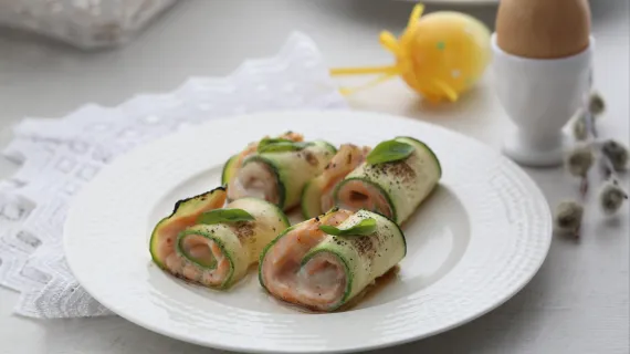 Рулетики из лосося с кабачком