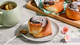 Булочки-«улитки» с маком и глазурью