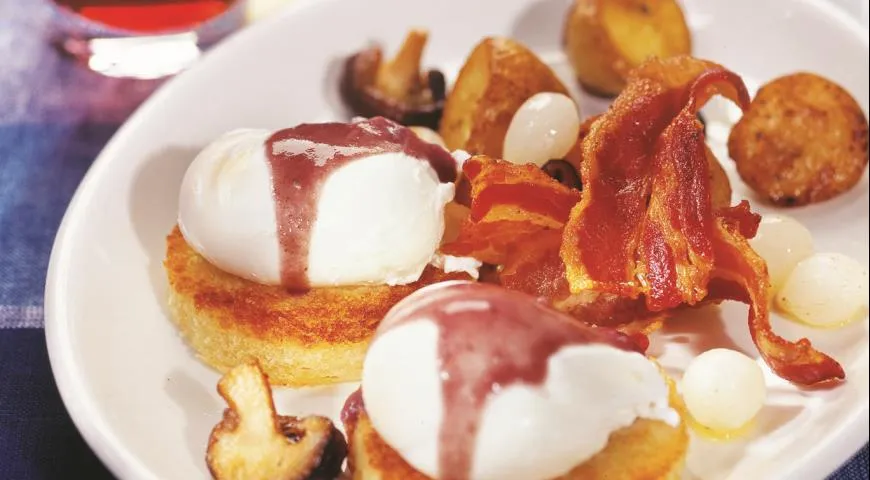 Яйца-пашот в соусе из красного вина