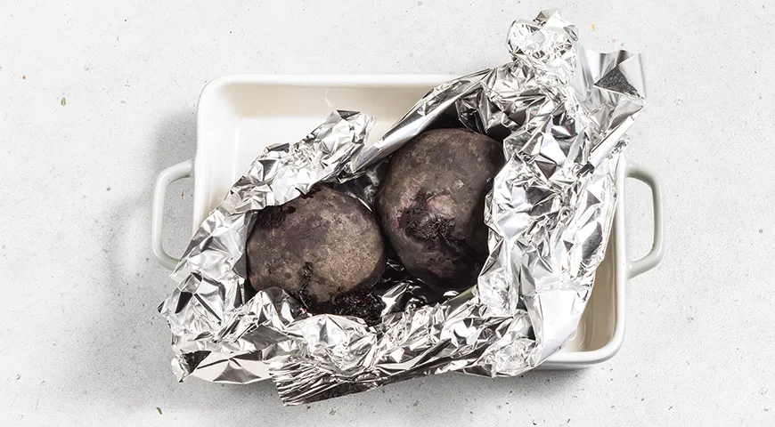 Свекольный рулет с сельдью и творожным сыром