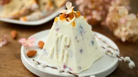 Пасха с вяленой вишней и миндалем