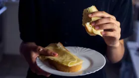 Ученые рассказали, почему есть руками полезнее и вкуснее