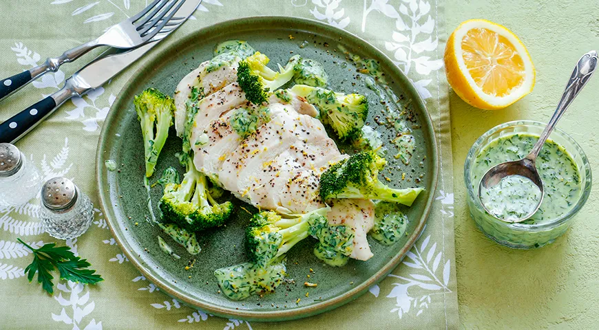 Куриные грудки на пару, с брокколи и зеленым соусом, фото готового блюда