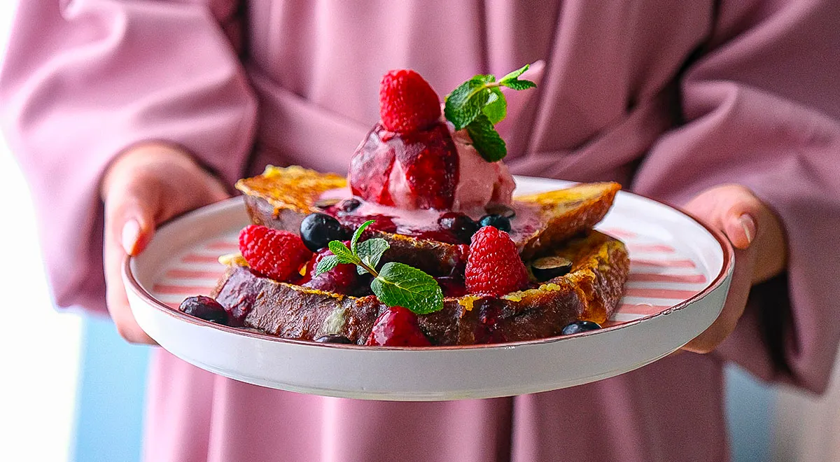 Гренки из кулича с ягодами и мороженым
