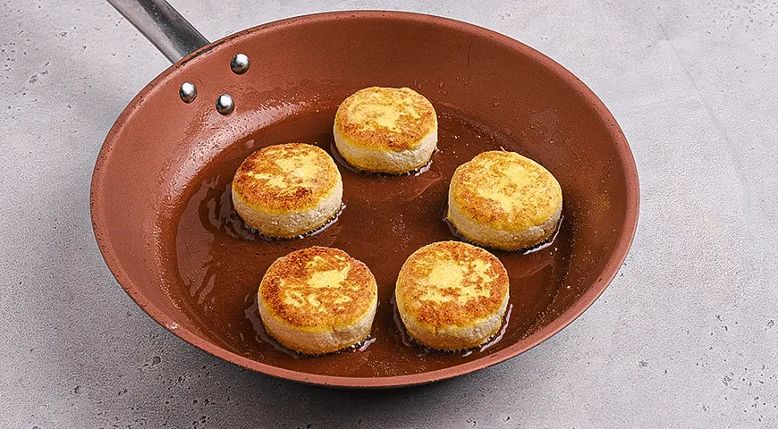 Несладкие сырники с соусом из запеченных овощей