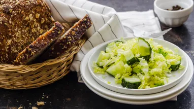 Салат с колбасой, пекинской капустой и кукурузой