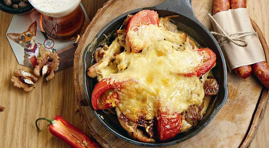 курица, запеченная с помидорами и сыром, на сковороде
