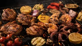Стало известно, как приготовить мясо и морепродукты на одном гриле по методу Джейми Оливера