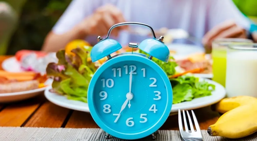 Быстрее восстановиться после праздничных нагрузок помогает дробное питание: 5–6 приемов пищи в день небольшими порциями 