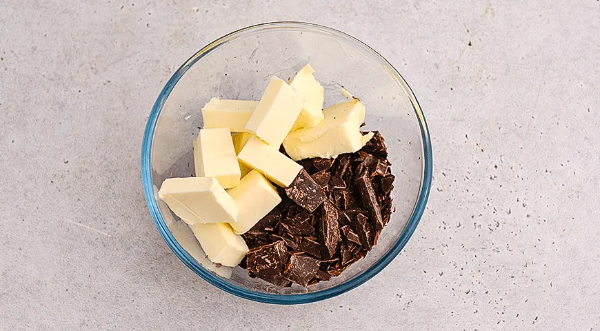 Шоколадный фондан с вишней