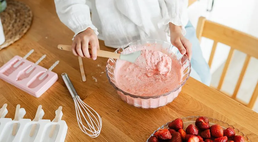 Домашнее мороженое на заварном креме с фруктами или ягодами получается самым вкусным