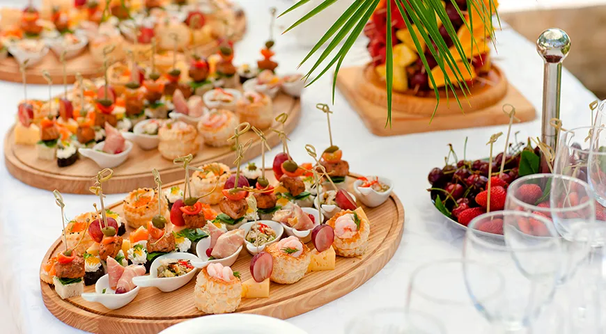 Коктейли с соком хорошо сочетаются с закусочными канапе и брускеттами