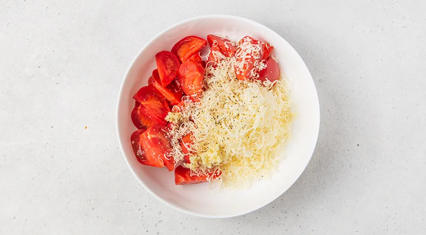 Салат Минутка из помидоров, сыра и сухариков