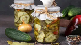 Маринованные огурцы с луком