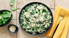 Жареный вареный рис со шпинатом и чесноком