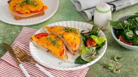 Горячие бутерброды с колбасой, сыром и помидорами в духовке