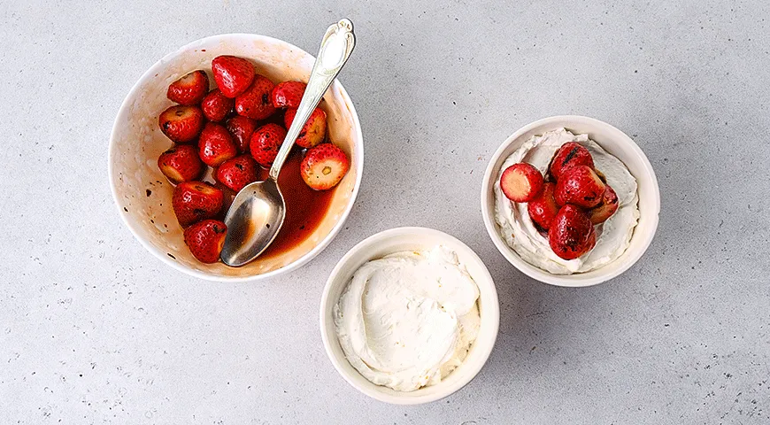 Клубника на гриле с бальзамиком и сливками
