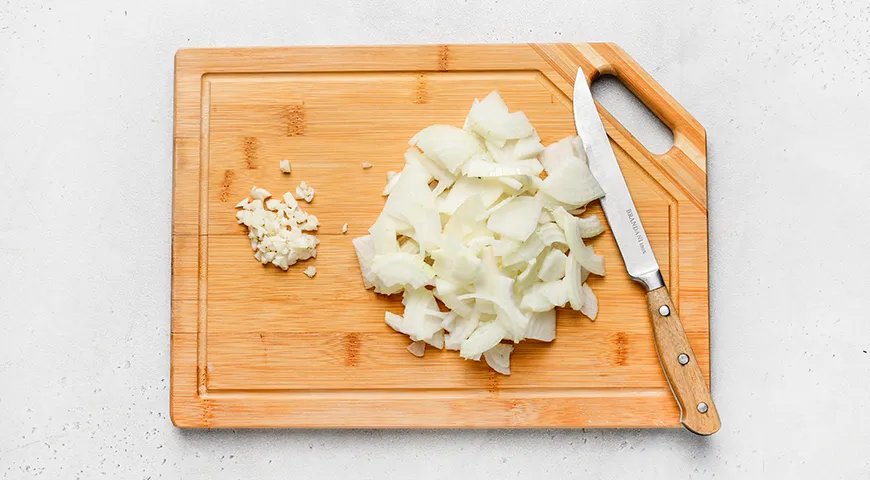 Картошка в сметанном соусе с луком