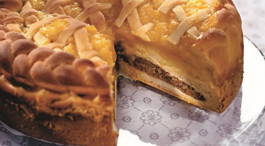 Пирог с курагой и орехами