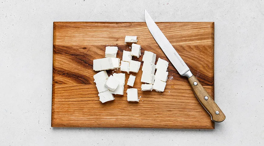 Салат с помидорами, сыром и яйцами