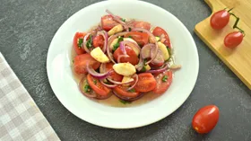 Салат с сыром моцарелла и черри
