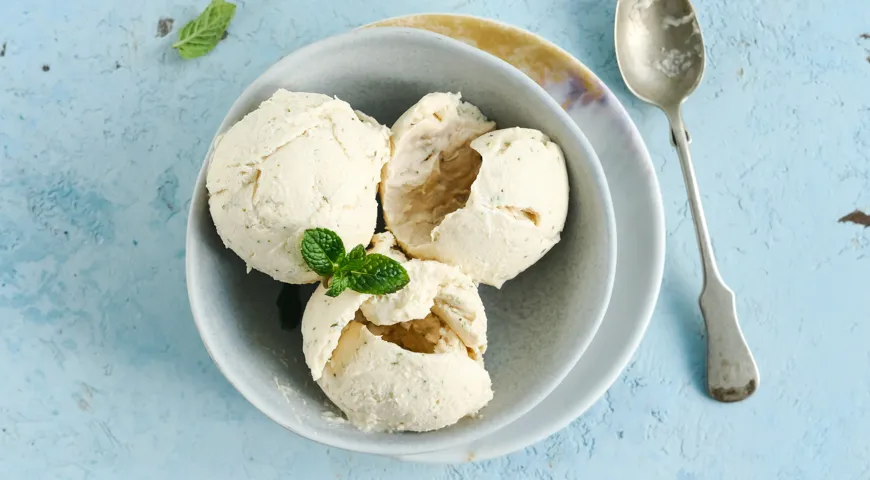 Рецепт Мороженое со сгущенкой, мятой и творогом