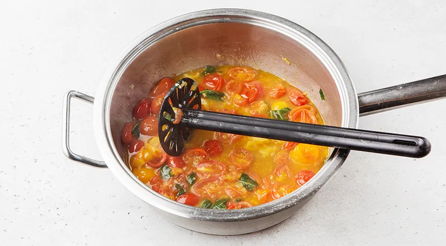 Спагетти с томатным соусом