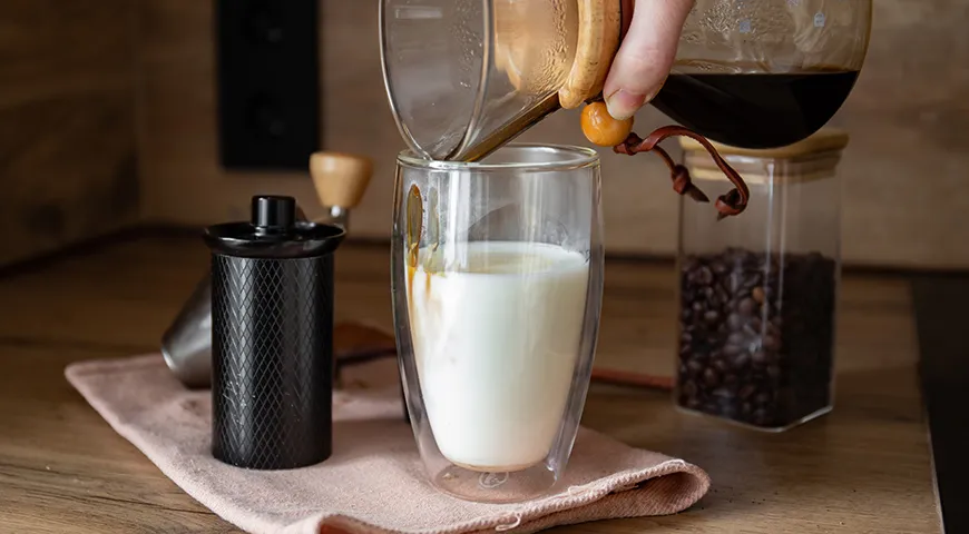 В латте макиато аккуратно вливают эспрессо в молоко, точечно пробивая слой пены