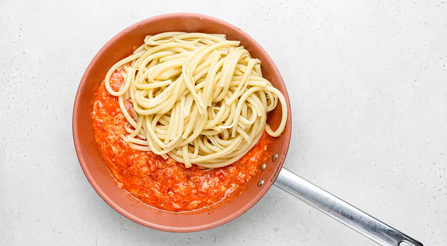 Макароны с яйцом, луком и томатной пастой на сковороде