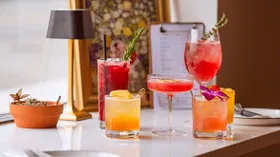 Как не растеряться в баре: гид по коктейльному меню от шеф-бармена