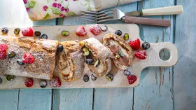 Бисквитный рулет с мороженым