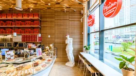На Мосфильмовской открылось семейное кафе «Брусника» в стиле городской шик