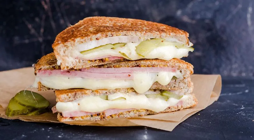 Кубинский горячий сэндвич с сыром, мясной нарезкой и маринованными огурцами