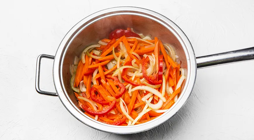 Жаркое из свинины с картошкой на сковороде