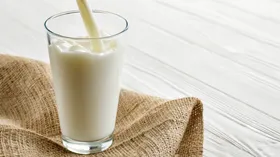 Стакан молока натощак: простой утренний ритуал с последствиями — и не всегда полезными