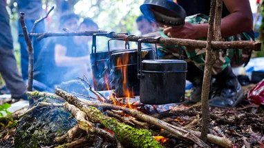 Хитроумный способ приготовления хлеба на костре. Нужны только 4 продукта, миска и ветки берёзы