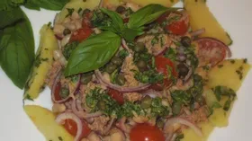 Теплый салат из тунца с фасолью и картофелем