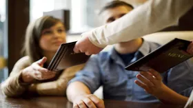 Привычка или тайный умысел: зачем официанты забирают меню сразу после заказа