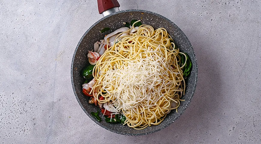 Паста с морепродуктами, шпинатом и вялеными томатами