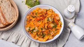 Тушеная капуста в сметанно-томатном соусе