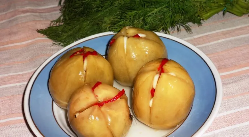 Соленые зеленые помидоры, фаршированные острой начинкой