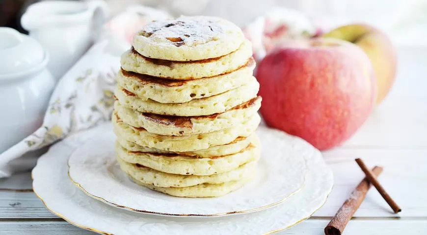 Оладьи с яблоками и корицей для завтрака