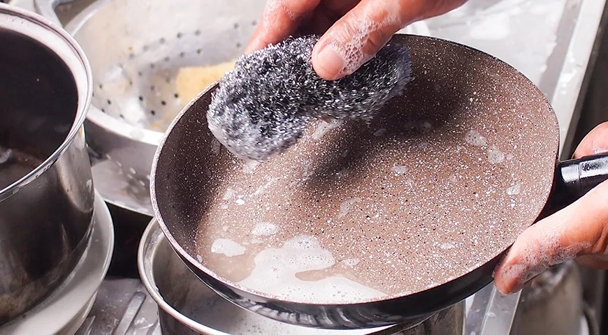 Жесткие мочалки и скребки разрушают антипригарный слой — от их применения лучше отказаться