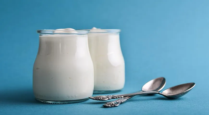 Молоко и кисломолочные продукты содержат молочный белок, витамины группы В и D, крайне полезные для мозга и нервной системы