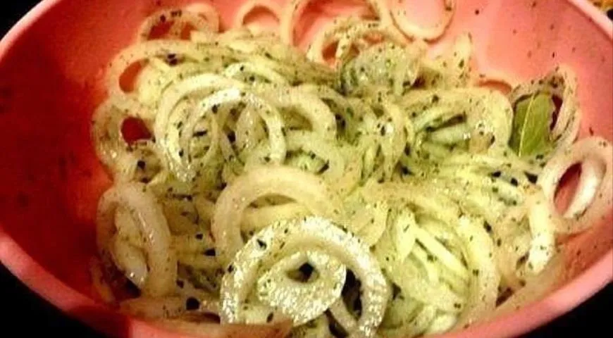 Как идеально замариновать лук для шашлыка и салатов: способ без соды и кипятка